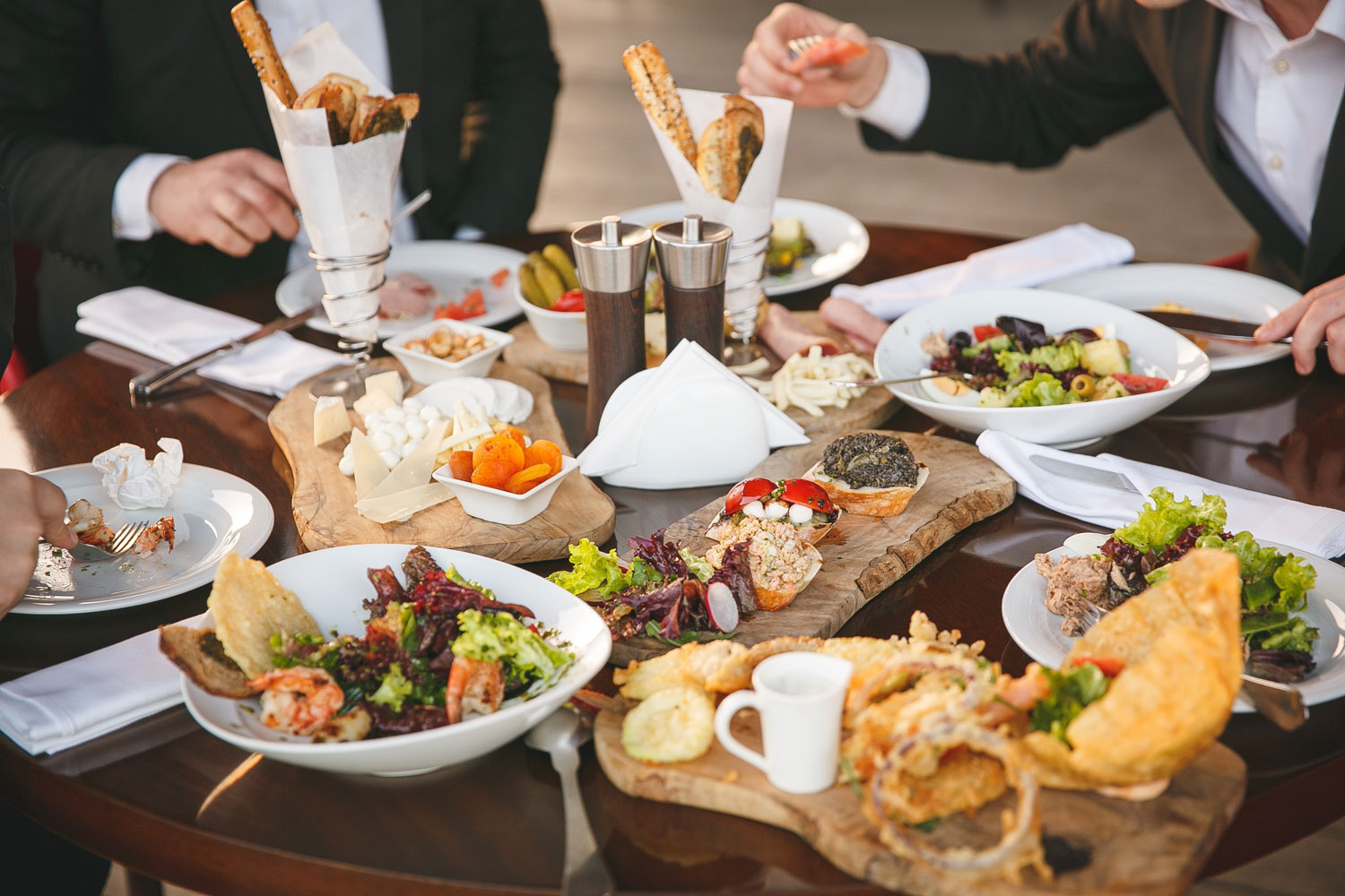 Dinner hour. Обед в ресторане. Ланч в ресторане. Деловой обед в ресторане. Тематические бранчи.